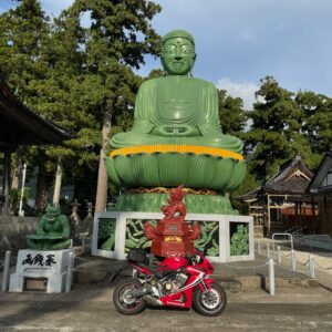 緑の庄川大仏にてwith CBR650R