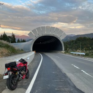 R353のスノーシェルターに入るCBR650R