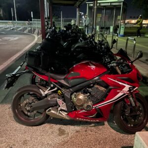 関越道上里SAの駐輪場にてwith CBR650R