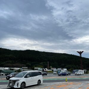 上信道・横川SAで眺めた曇り空