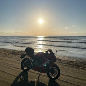 サンセット間近の千里浜なぎさドライブウェイにてwith CBR650R