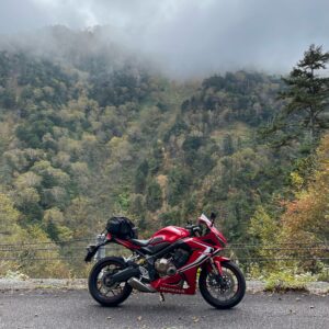 安房峠に向かうストレートにてwith CBR650R