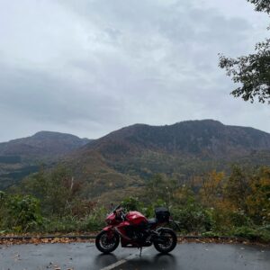 林道秋山線を走るCBR650R⑤