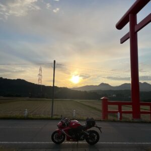 地図に載っていない鳥居と夕陽とCBR650R