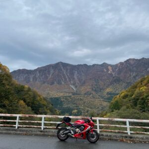 R405から眺めたワイルドな鳥甲山の風景