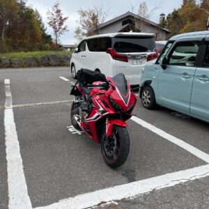 志賀高原山の駅の駐車場にてwith CBR650R