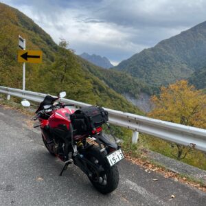 安房峠に向かう九十九折れの途中で北アルプスを眺めるwith CBR650R