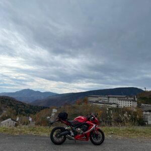 r466の万座温泉が見下ろせるポイントにてwith CBR650R