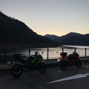 下久保ダム展望広場にてサンセットのダム湖とCBR650Rとninja650