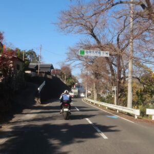 車も一気に増えた茨城r33を走る
