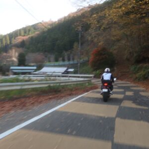 茨城r32を北上、黄色の減速帯を走る