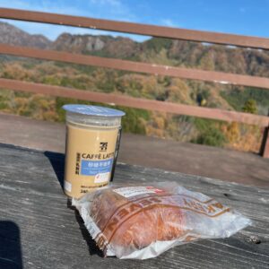 秋の奥久慈パノラマラインからつつじヶ丘展望台にてパンを頬張る贅沢