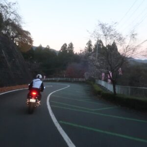 城峯公園から下久保ダムへ下る