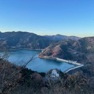 城峯公園展望台からの神流湖一望の眺め