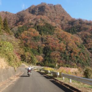 秋の奥久慈パノラマラインで男体山を眺めて走る