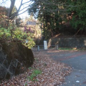 初冬の奥武蔵グリーンラインの定峰峠の通行止めの看板にて