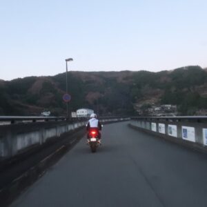 下久保ダム上を走る