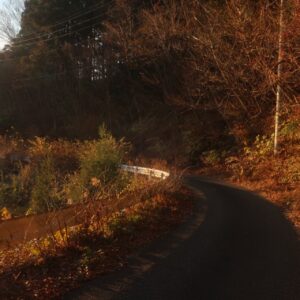 八溝山頂からサンセット間近の林道的ロードを走る