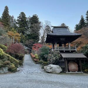 秋の荘厳な雲巌寺の境内にて