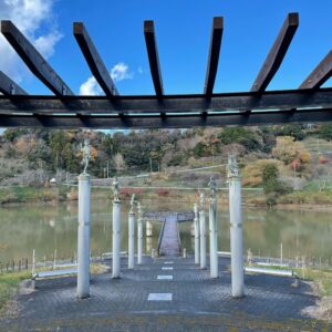 千葉県鋸南町の佐久間ダムの桟橋デッキにて