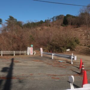 初冬の奥武蔵グリーンラインの高篠峠の通行止め看板にて