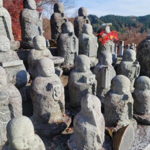 永源寺もみじ寺の本堂手前の地蔵様たち