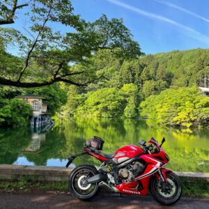 新緑に訪れた鎌北湖にてwith CBR650R