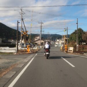 八高線の踏切を渡る