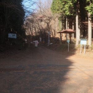 初冬の奥武蔵グリーンラインの大野峠から林道丸山線への通行止め看板にて