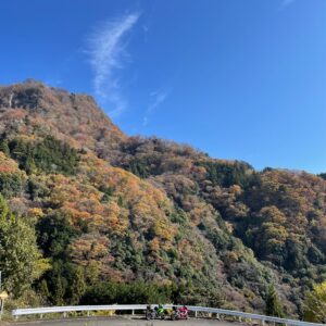 秋の奥久慈パノラマラインで男体山を眺めて走る②
