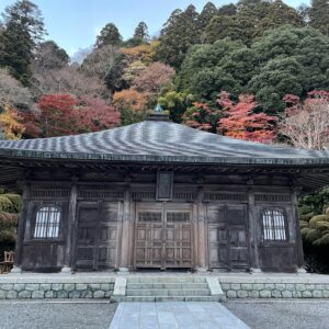 秋の荘厳な雲巌寺の本堂にて
