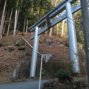 林道太田部峠線西側入口の城峯神社のシルバーな鳥居をくぐる