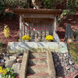 永源寺もみじ寺の紅い地蔵様