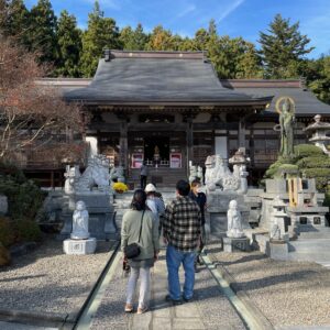 永源寺もみじ寺の本堂で参拝