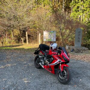 秋の武州林道/奥久慈グリーンライン沿いパーキングの持方集落の石碑にてwith CBR650R