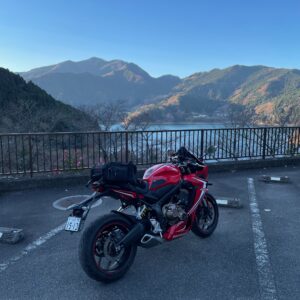 下久保ダム管理所から神流湖を眺めるwiith CBR650R
