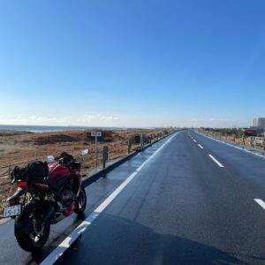 冬の雨に打たれた九十九里有料道路にてwith CBR650R