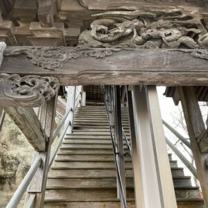 笠森観音の観音堂の階段を登る