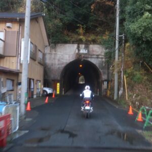 奥米隧道をくぐる