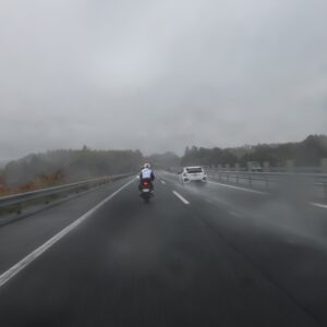 12月の雨の館山自動車道を走る