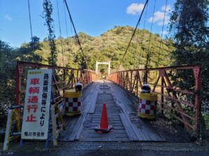 通行止めの金山ダムにて