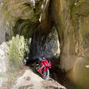 宇藤木隧道をくぐるCBR650R