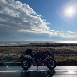 冬の雨に打たれた九十九里有料道路にてwith CBR650R