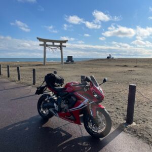 東浪見の鳥居にてwith CBR650R