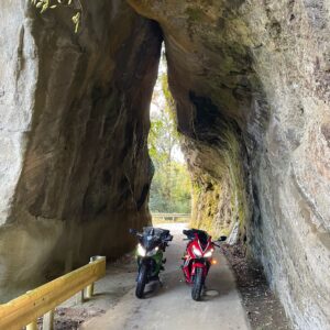 宇藤木隧道をくぐるCBR650Rとninja650