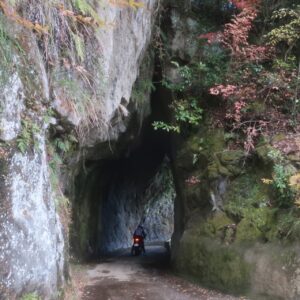 宇藤木隧道をくぐる