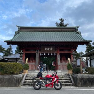 清澄寺の仁王門にてwith CBR650R