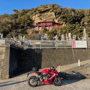 大福地(崖観音)を麓から見上げるwith CBR650R