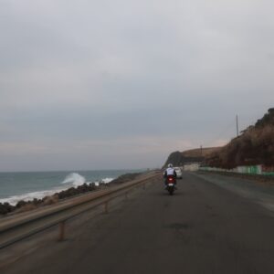 河原子海岸エリアのシーサイドラインを走る