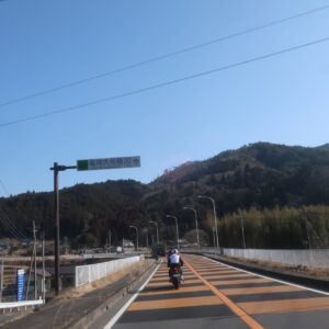 R349の黄色い減速帯を走る